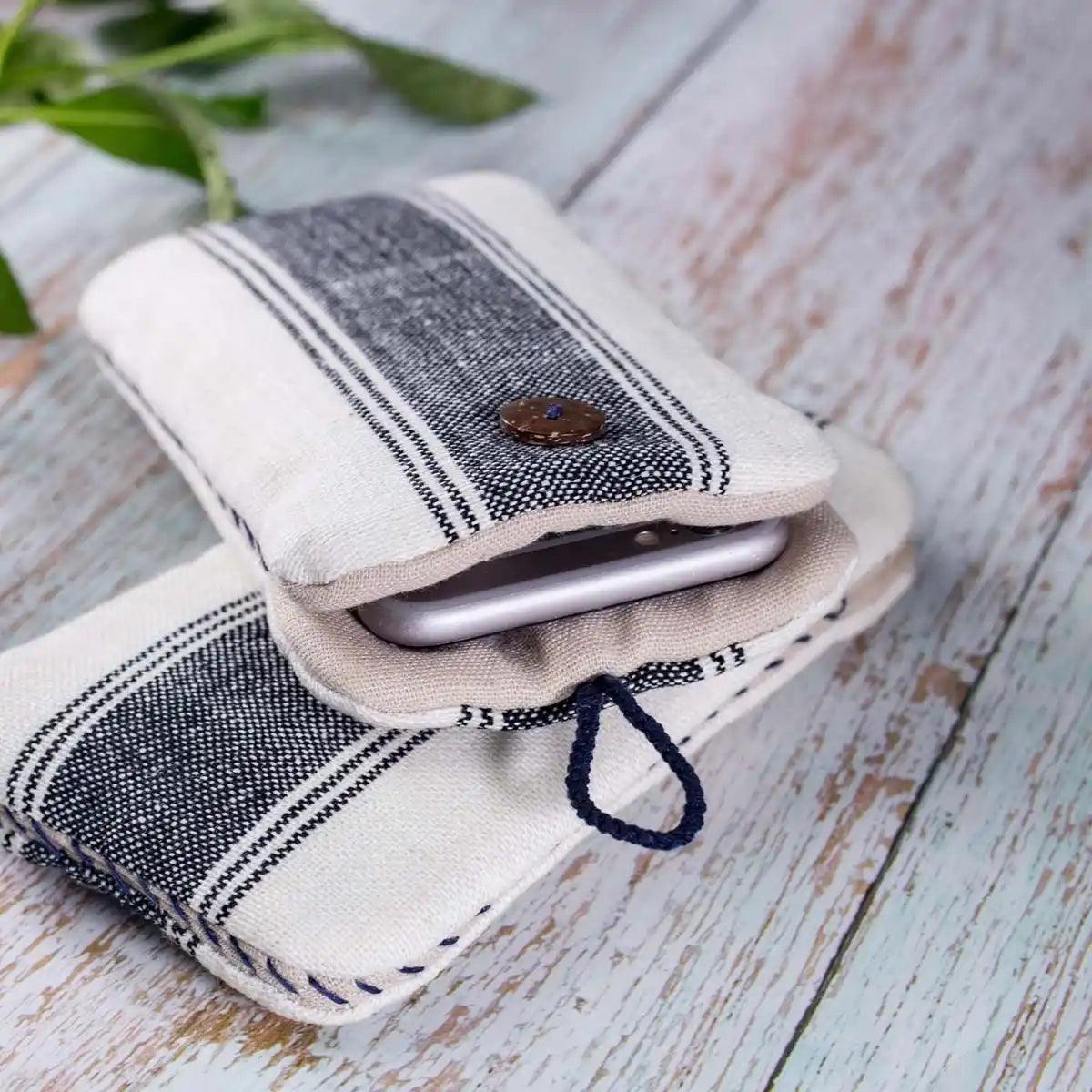 Vindigo soft interior and closure loop of H’mong phone case