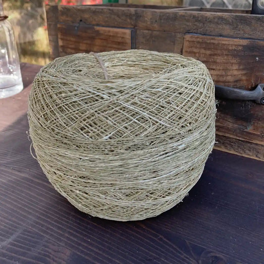 Härva av ofärgat hampagarn handspunnet av H’mong-kvinnor.