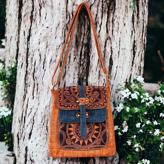 Batik cross-body väska, handritat batikmönster, saffranskrydda apelsin, full sol