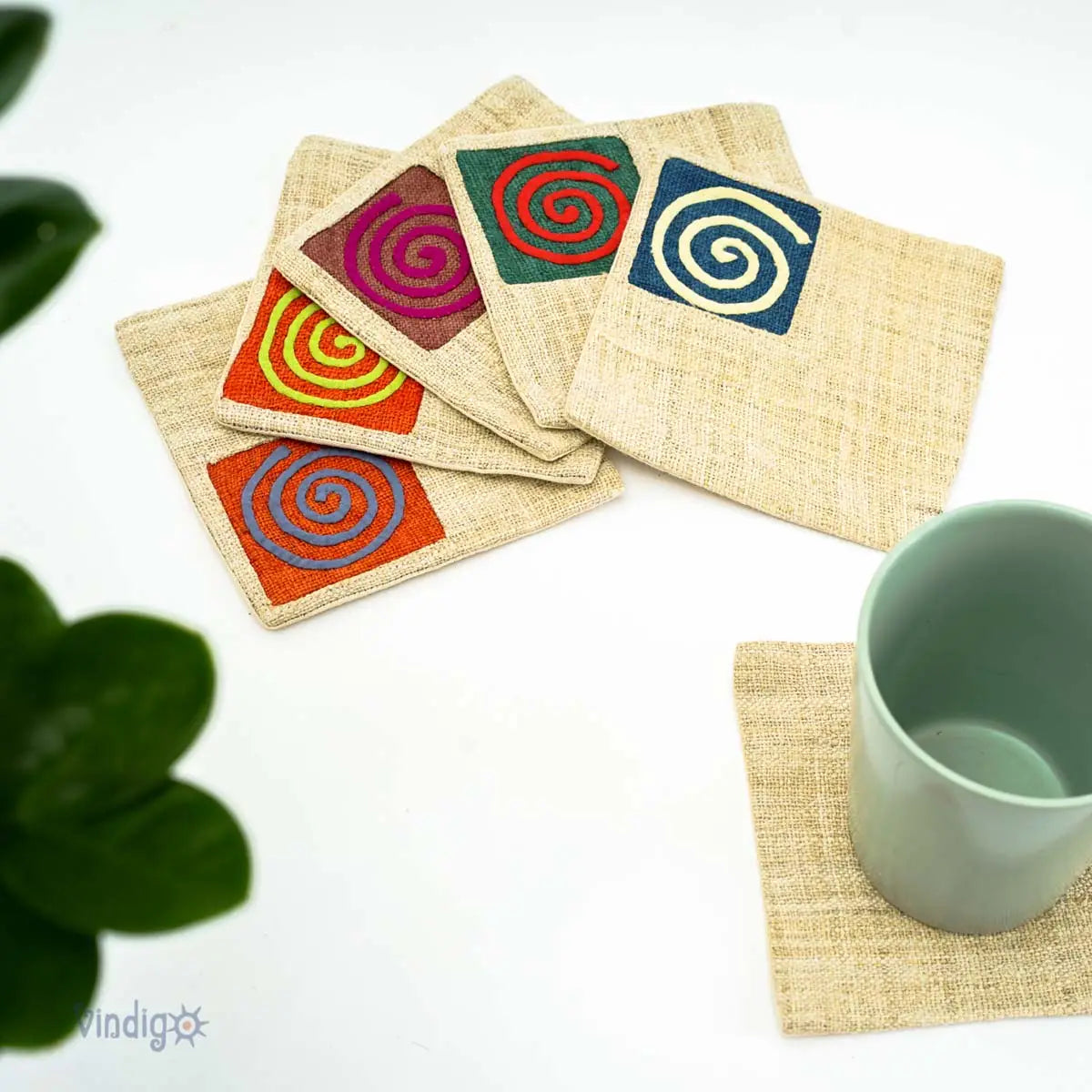 Set med naturfärgade linneunderlägg med färgglada tribaltryck