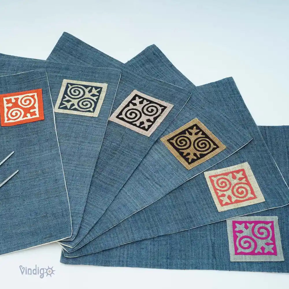 Set med blå tygservetter i bomull med färgglada tribaltryck