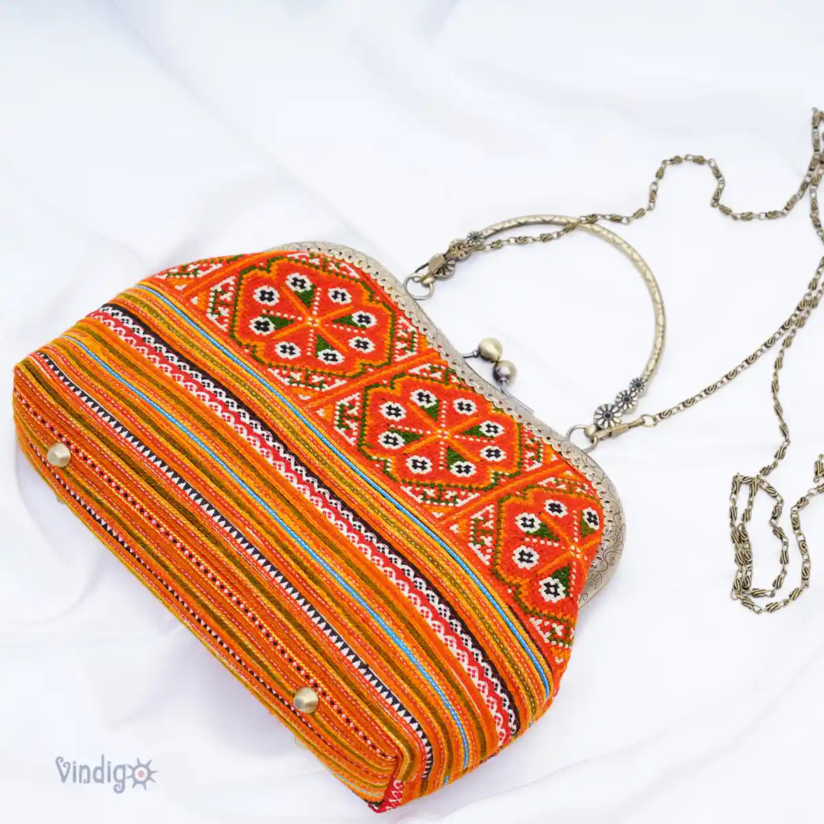 Handgjord orange väska i tribaltyg med metallkedja och etniskt mönster