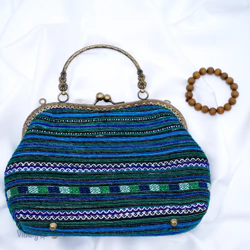 Handgjord blå väska i tribaltyg med metallhandtag och etniskt mönster
