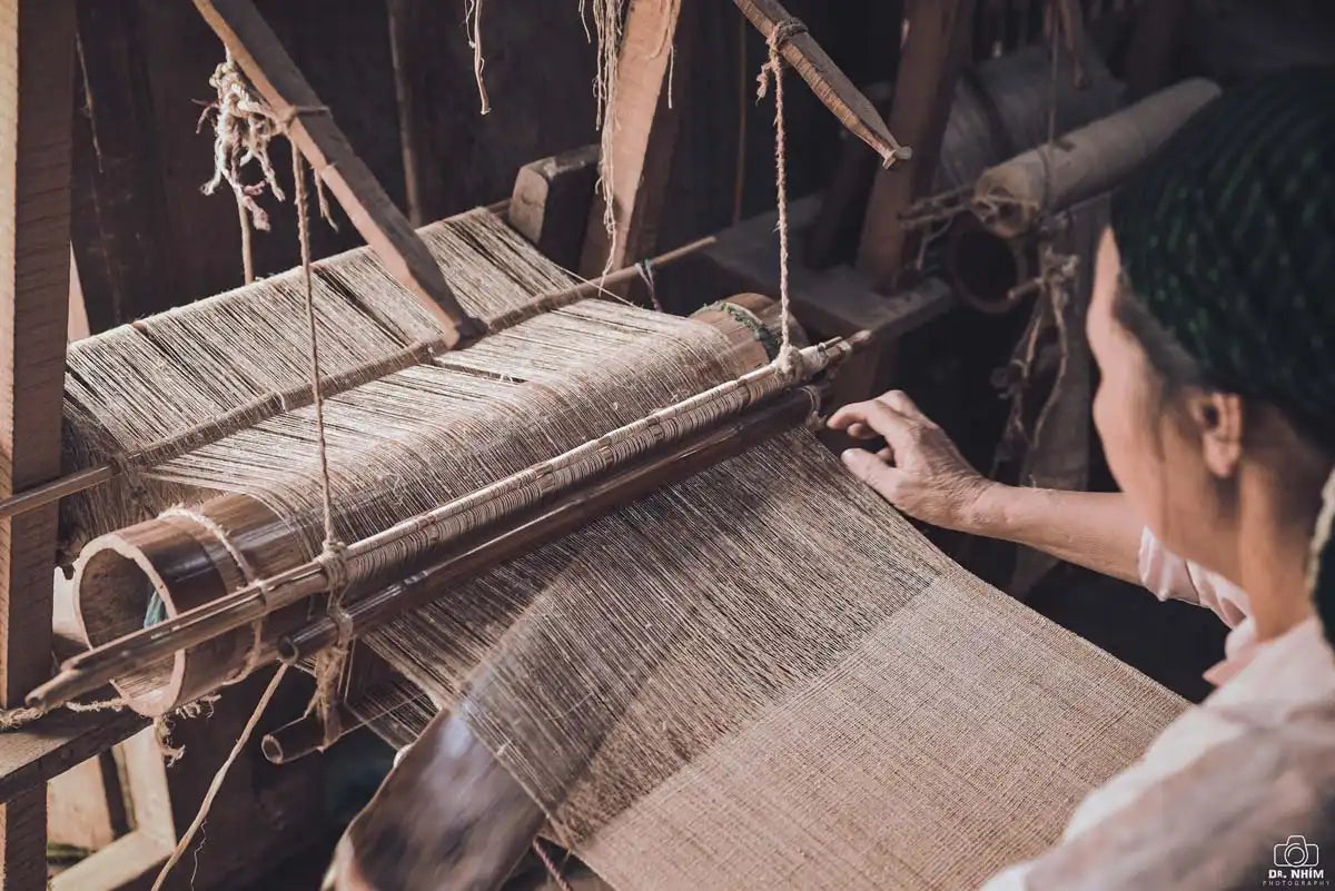 Vindigo handloom weaving process of dark green hemp fabric