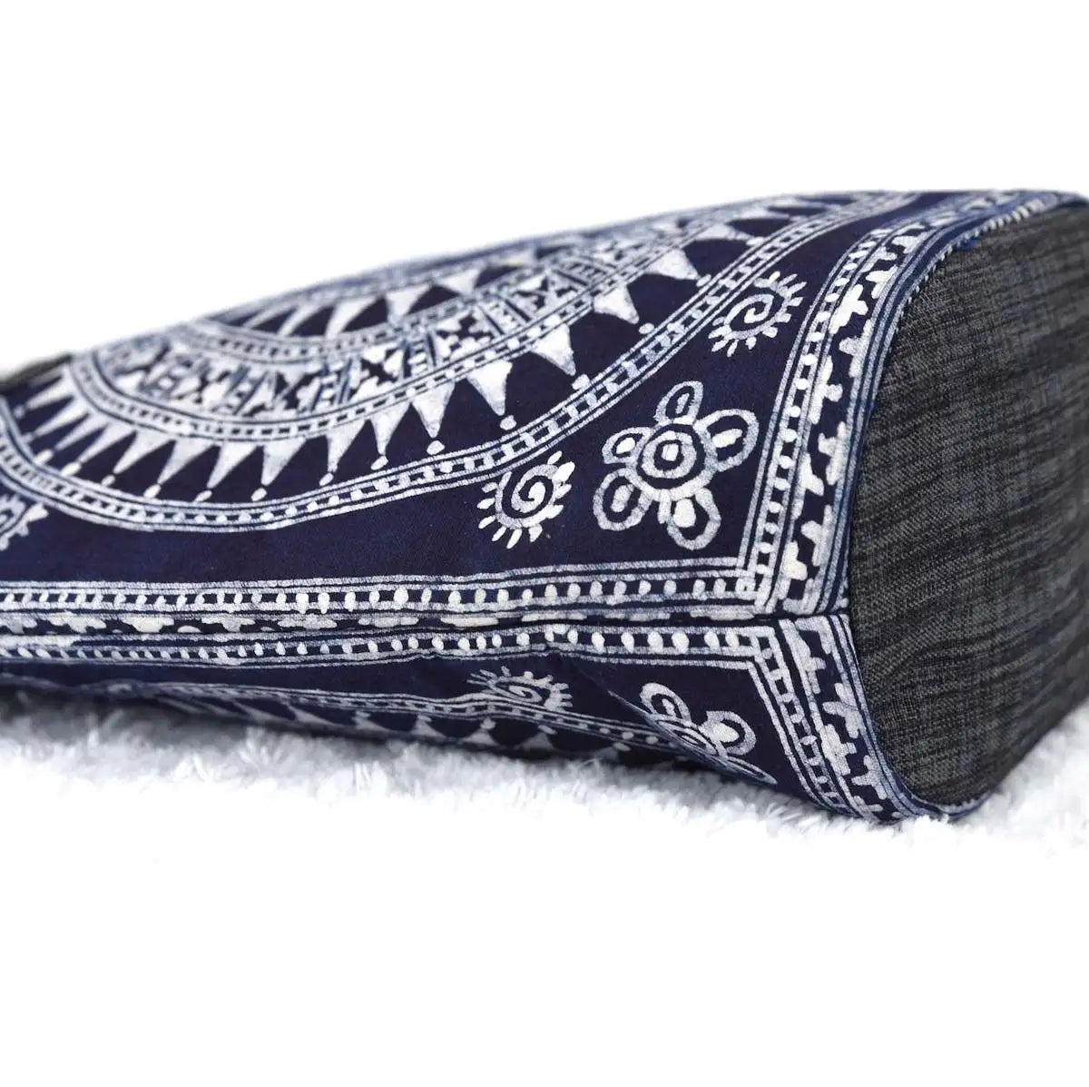 Vindigo batik tote bag side and base design