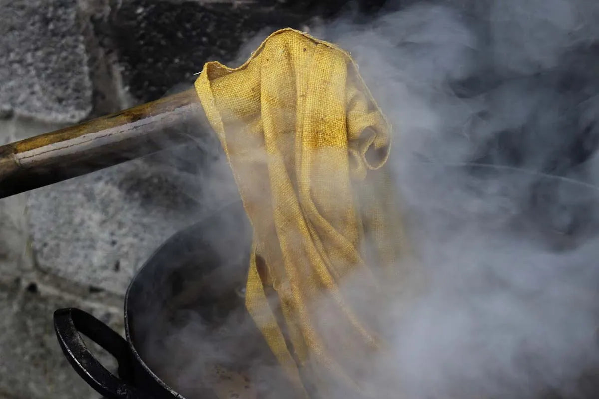 Vindigo natural dyeing process with yellow hemp fabric steaming
