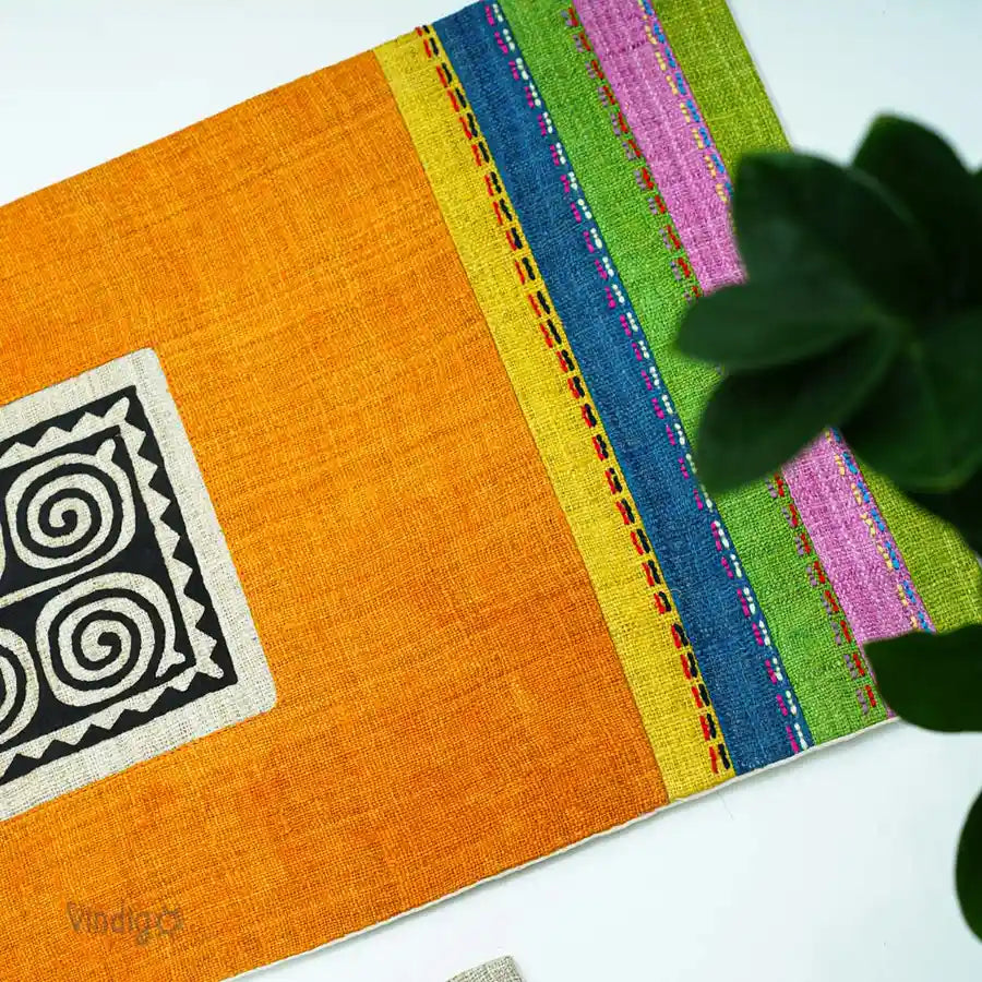 Handgjord bordslöpare i orange hampa med tribaltryck och färgkant