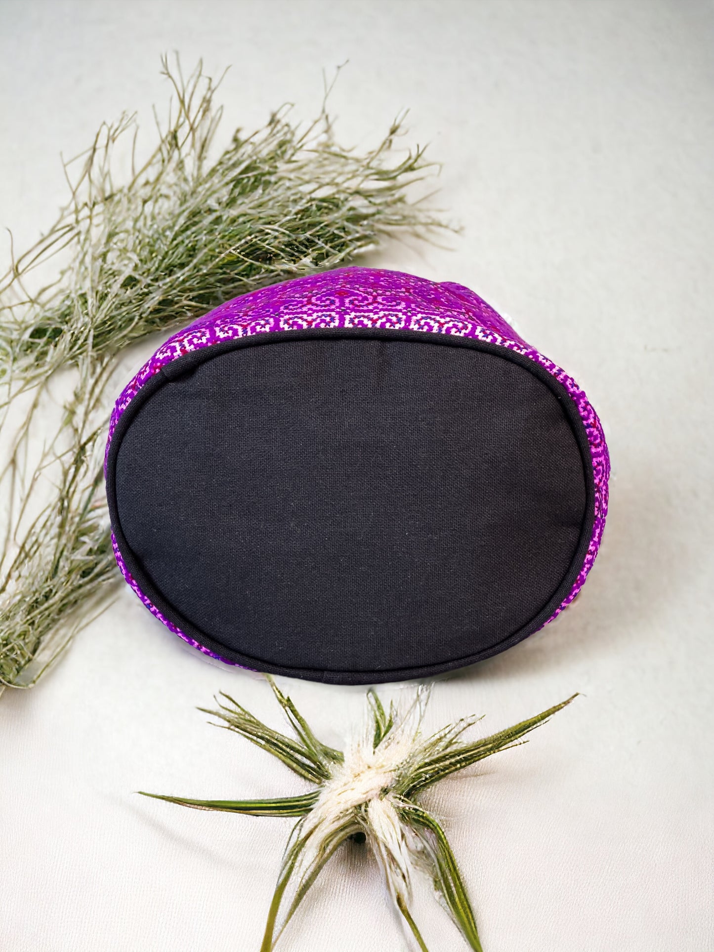 Purple heart motif embroidery shoulder bag with string to close