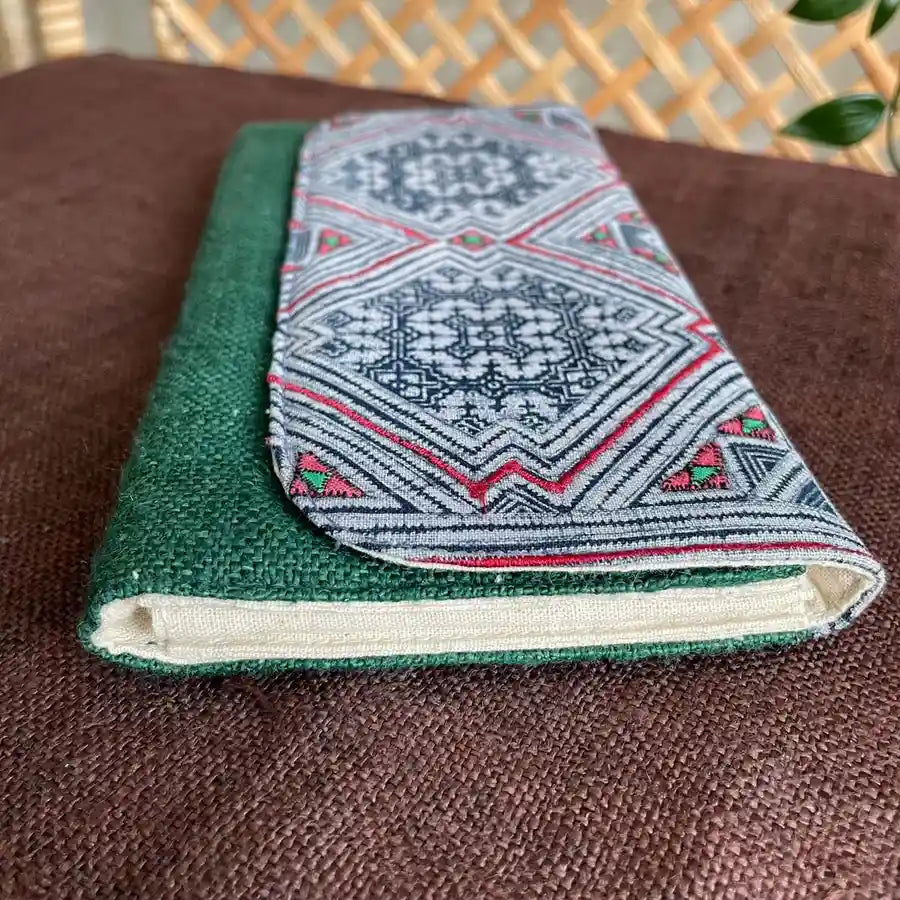 Vindigo long purse emerald hemp contrast pattern side view