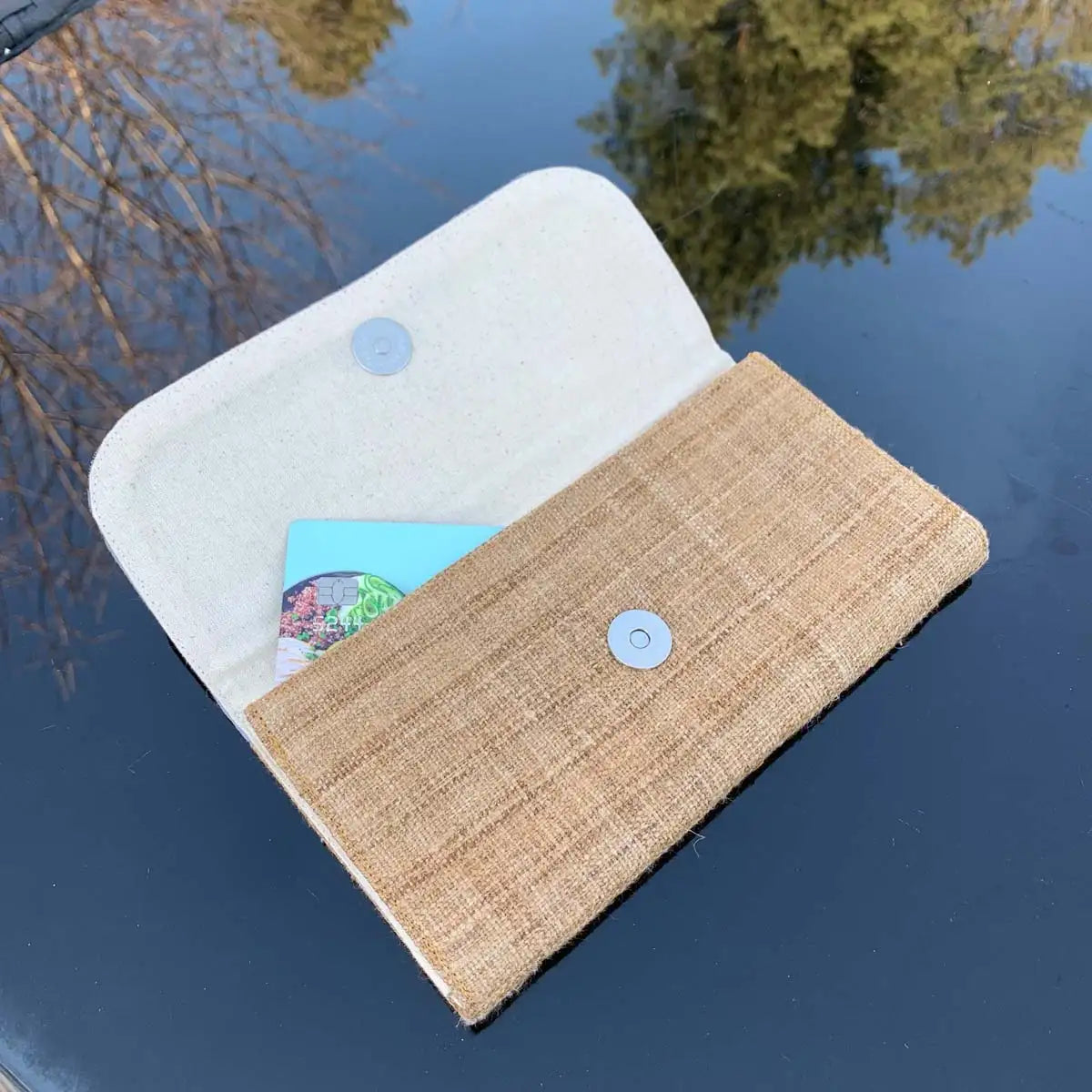 Vindigo long purse beige hemp magnetic button detail view