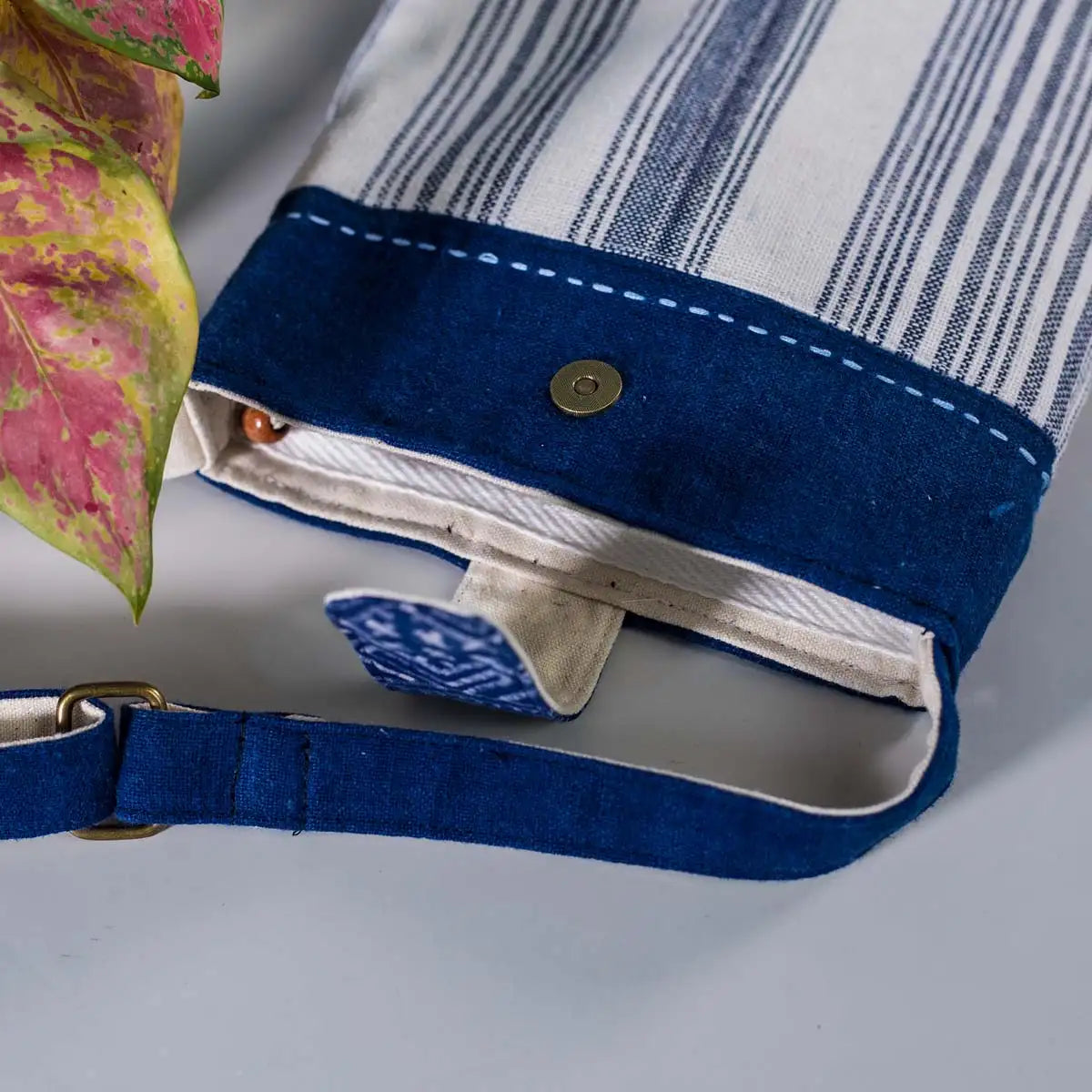 Vindigo mini hemp bag with indigo rim and wooden zipper detail close-up