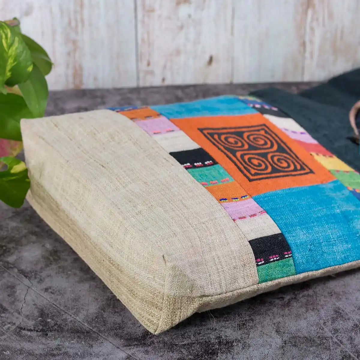 Vindigo shoulder bag teal hemp side view showing beige bottom