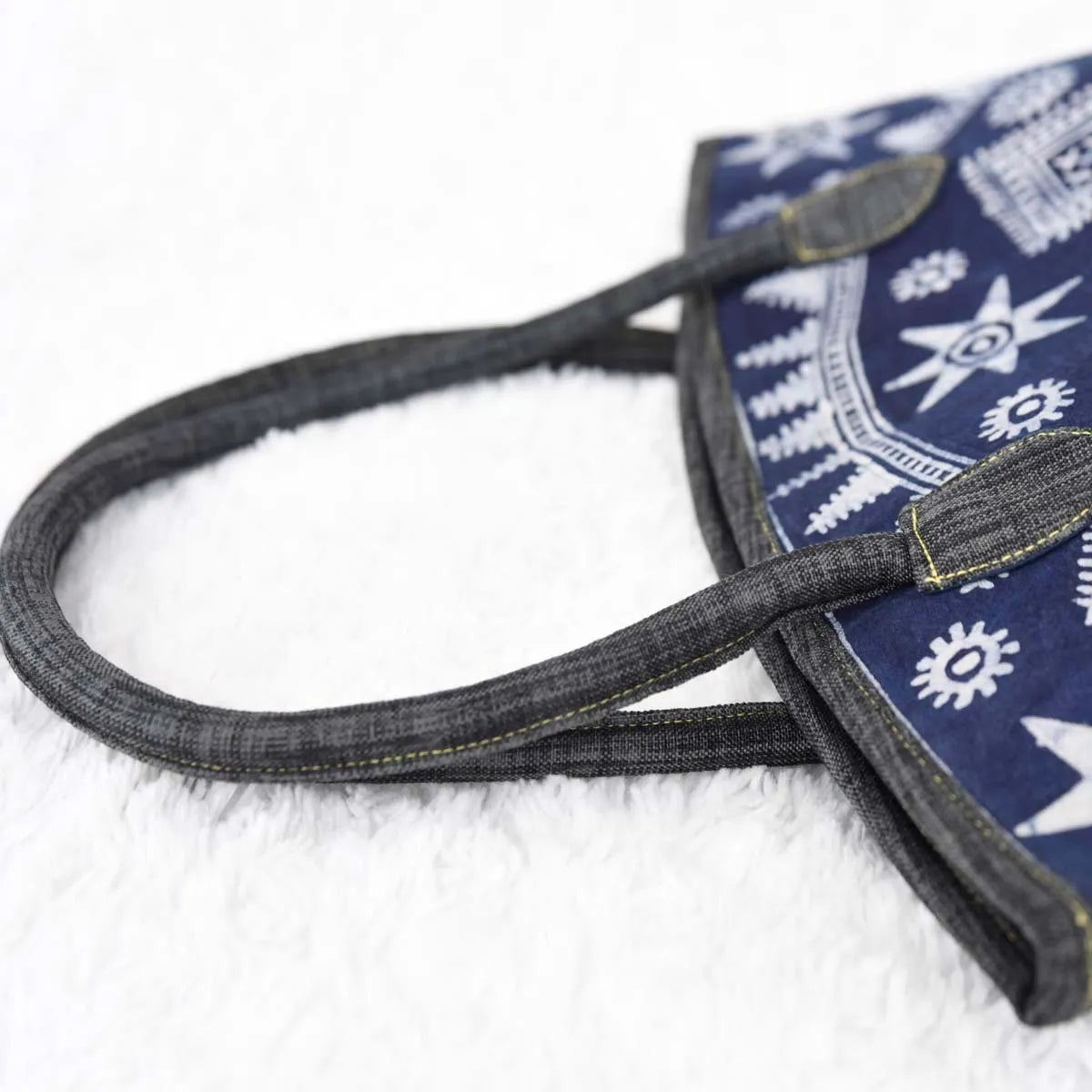 Vindigo batik tote top handles and pattern view