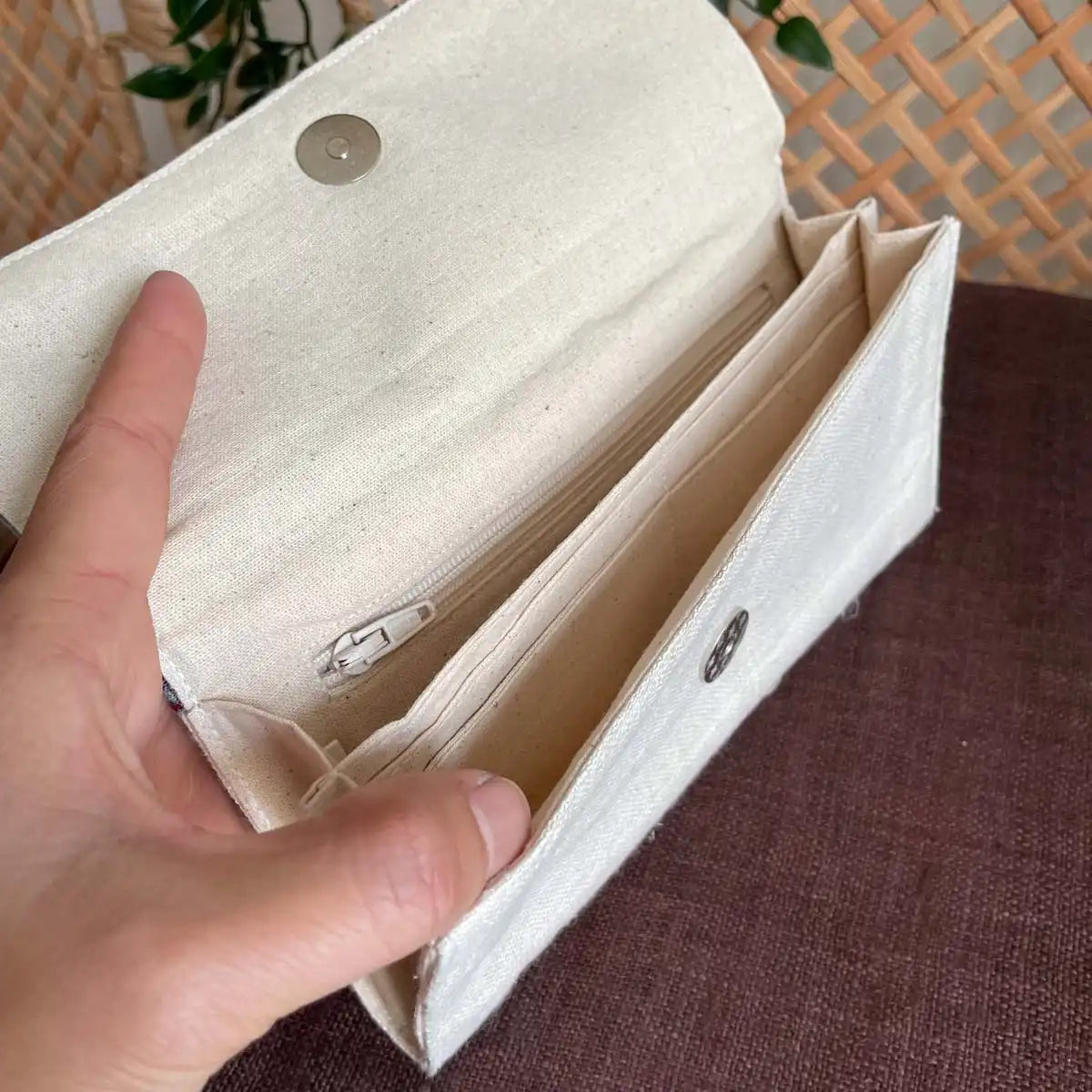 Vindigo long purse natural white hemp snow pattern inside view with hand