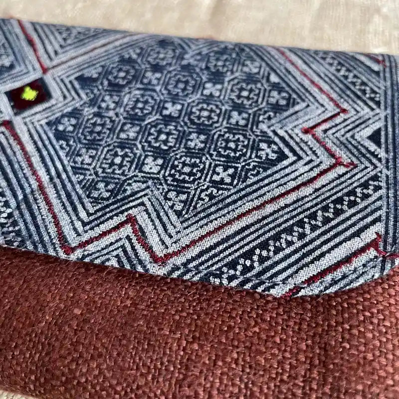 Vindigo long purse rust brown hemp ethnic close-up pattern view