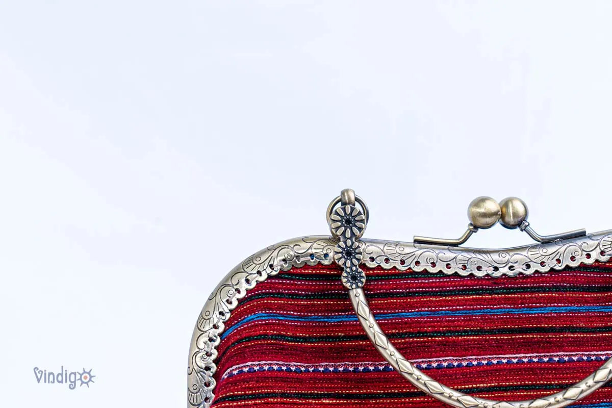 Vindigo red striped vintage handbag close-up of clasp and stitch details