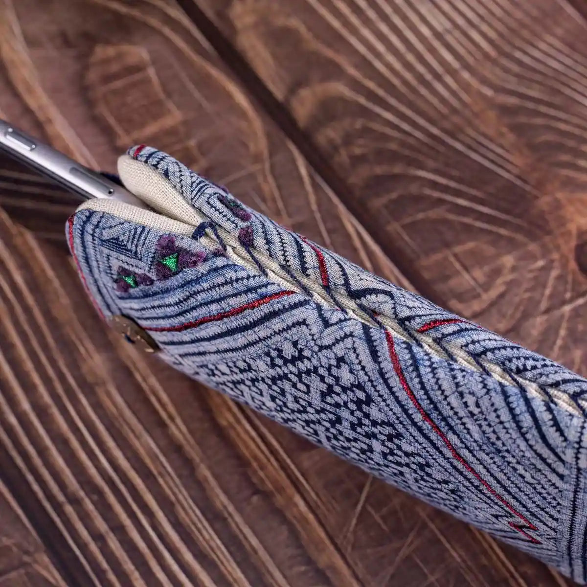 Vindigo side view showing thick embroidery stitching