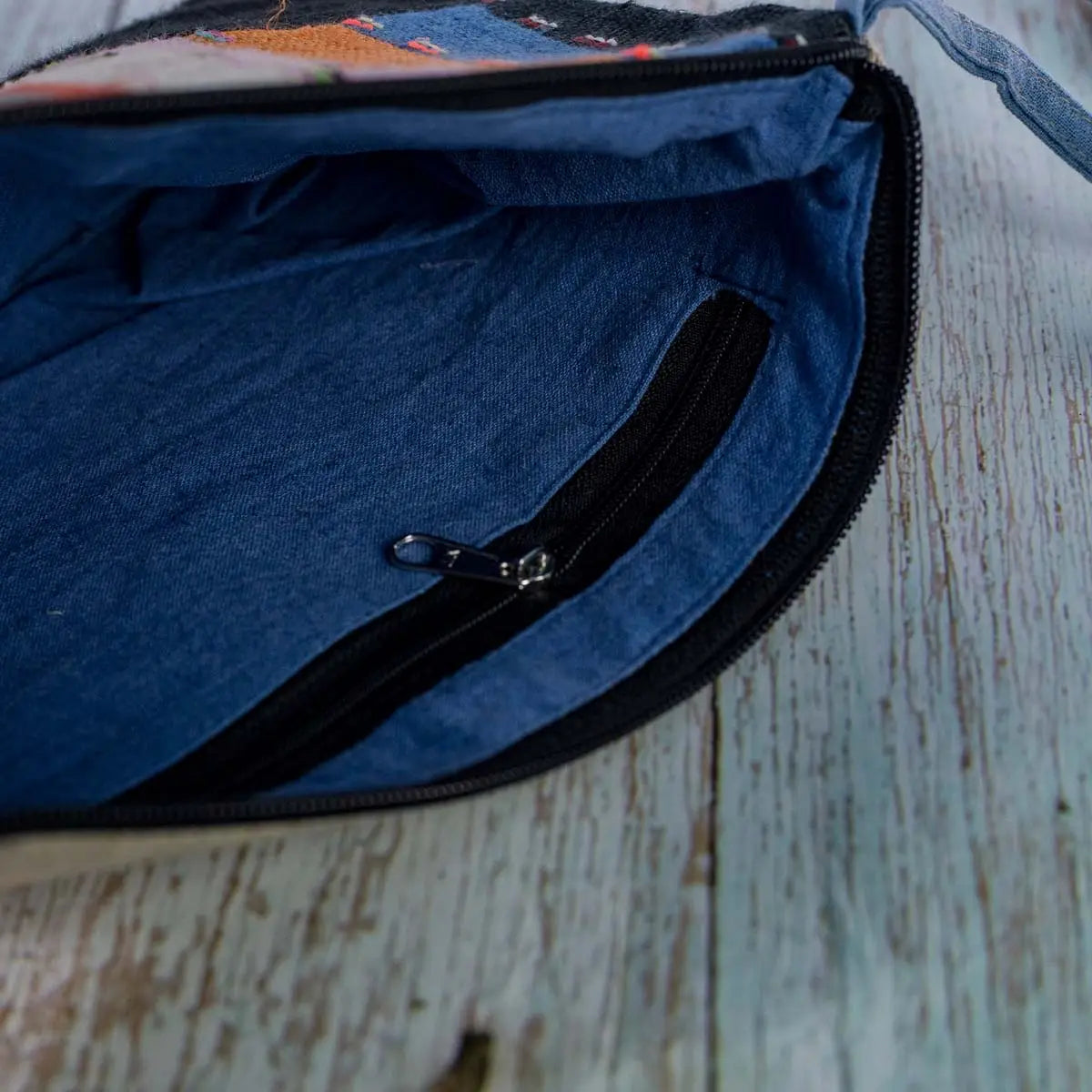 Vindigo hemp cosmetic bag inner pocket and zipper detail in blue cotton lining