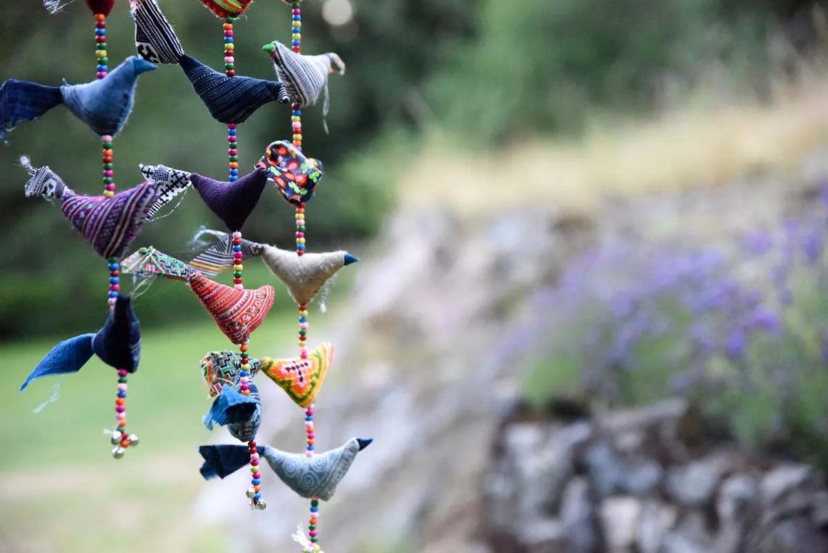 Närbild på små tygfåglar i bomull med mjuk bakgrund