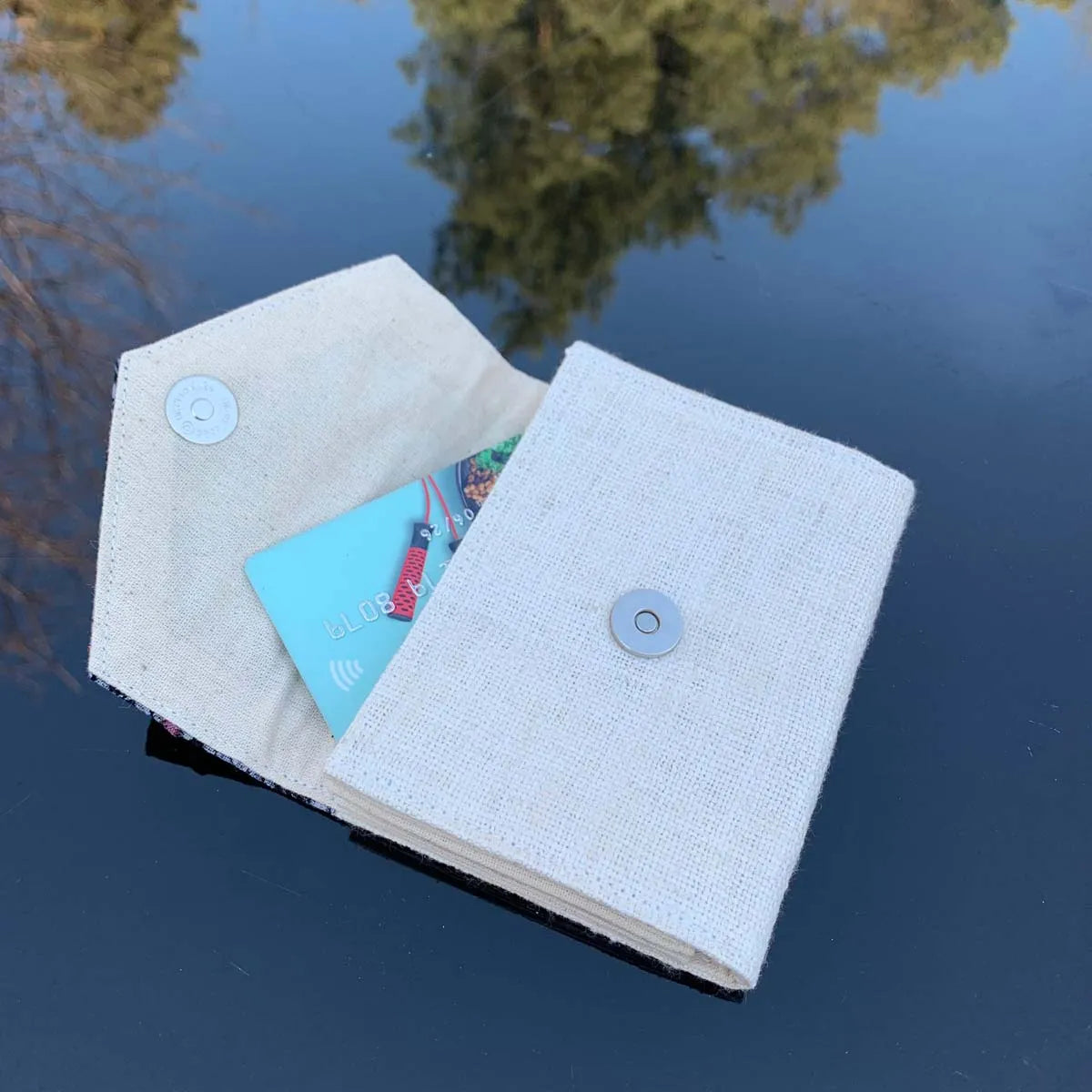 Vindigo wallet open view with card slots and button