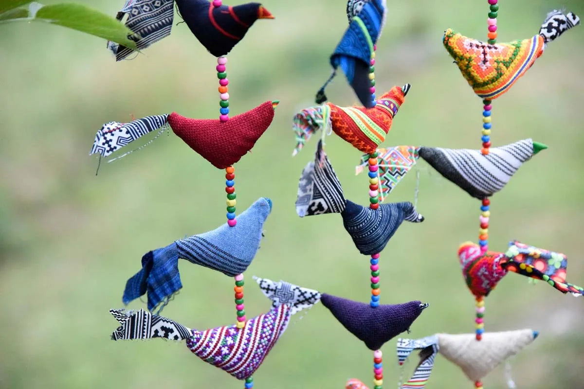 Blå och röda tygfåglar i bomull med dekorativa pärlor