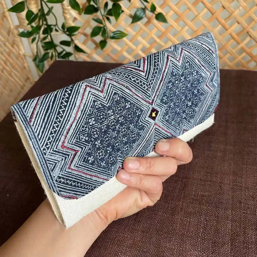 Vindigo long purse natural white hemp snow pattern front view with hand