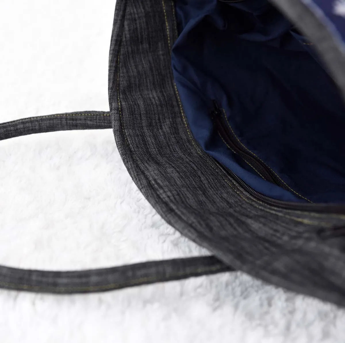 Vindigo tote inner lining and zip pocket view