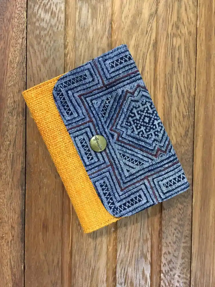 Vindigo close-up of magnet button on blue indigo cardholder
