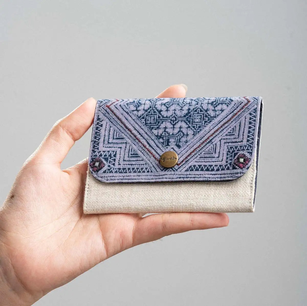Vindigo V-flap batik cardholder in hand with white hemp base