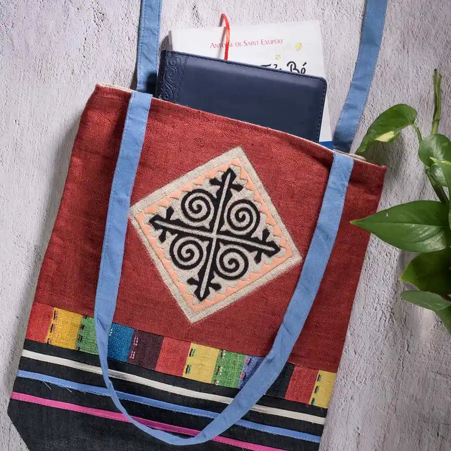 Vindigo shoulder bag red hemp black spiral embroidery front close-up