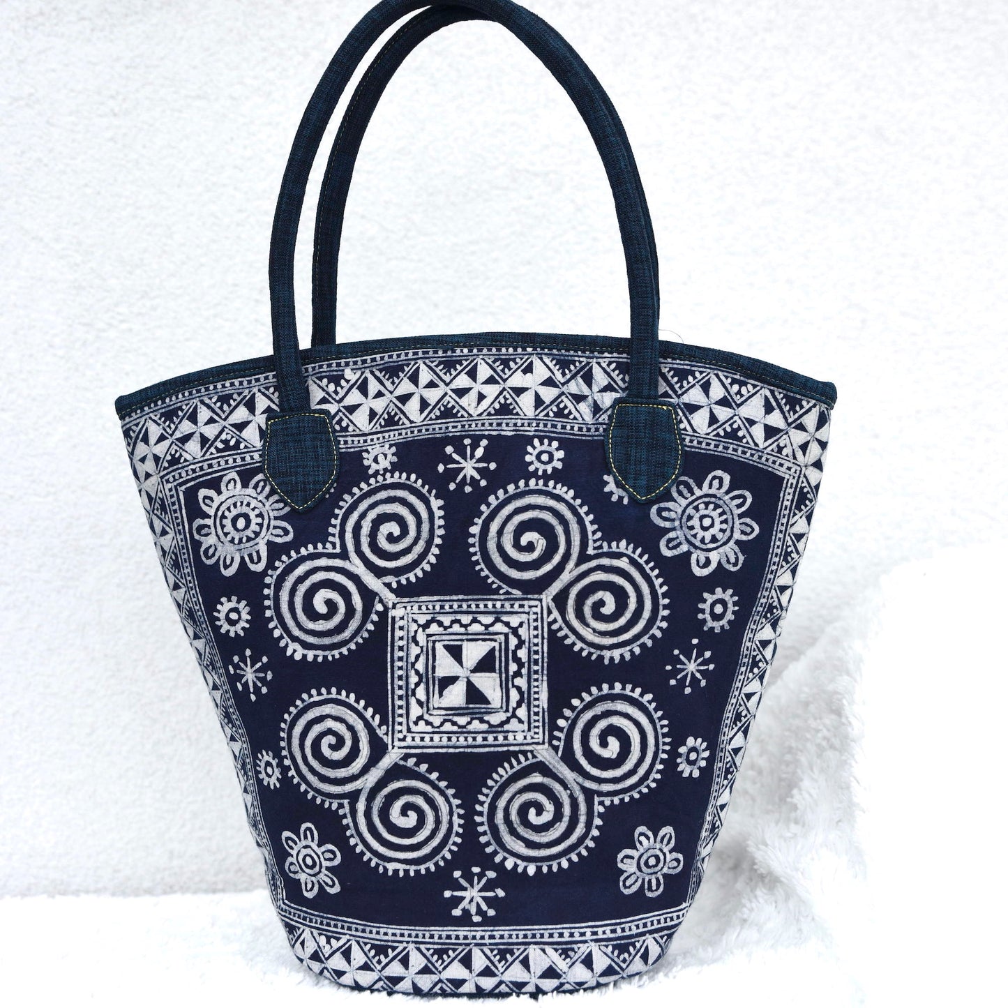 Hinktoteväska med mörkblå handtag, batiktyg med H'mong-mönster