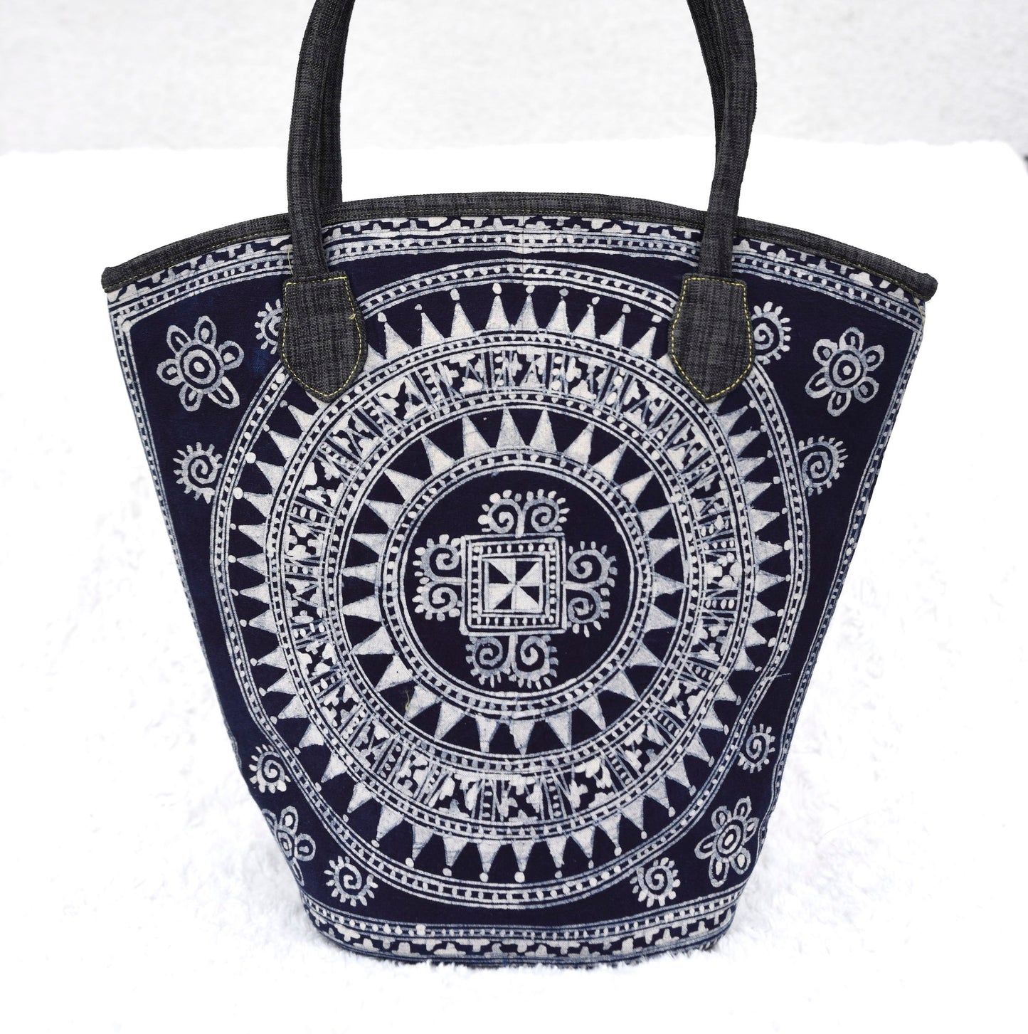 Bucket tote bag, grå handtag, indigoblått batiktyg i H'mong-mönster