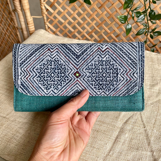 Skobeloff grön lång plånbok, Hampatyg, Indigo Batiktyg, H'mong mönster