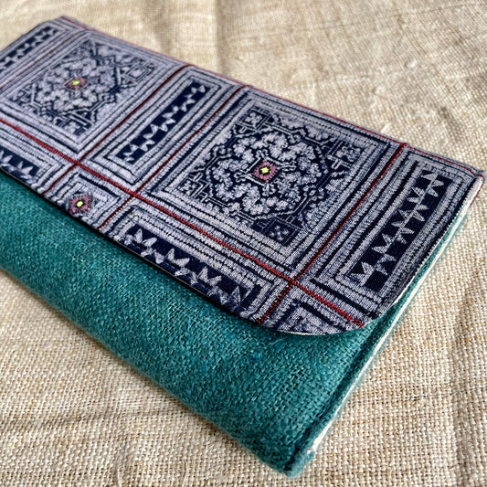 Skobeloff grön lång plånbok, Hampatyg, Indigo Batiktyg, H'mong mönster