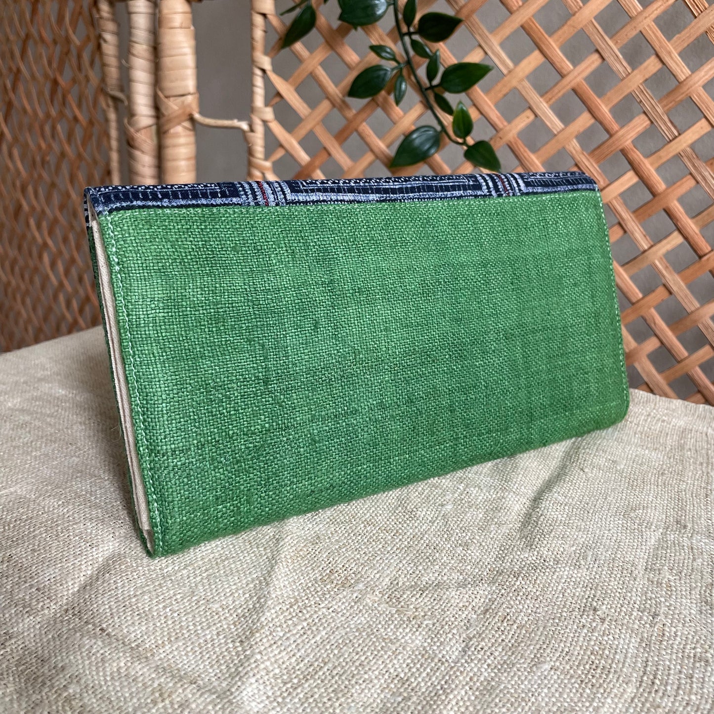 Klassisk grön lång handväska, Hampa tyg, Indigo Batik tyg, H'mong mönster