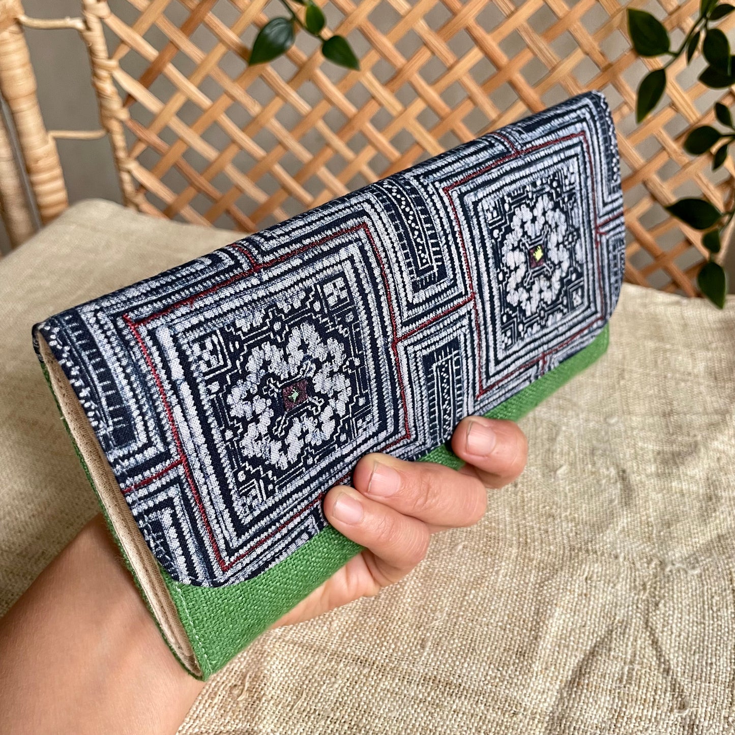 Klassisk grön lång handväska, Hampa tyg, Indigo Batik tyg, H'mong mönster