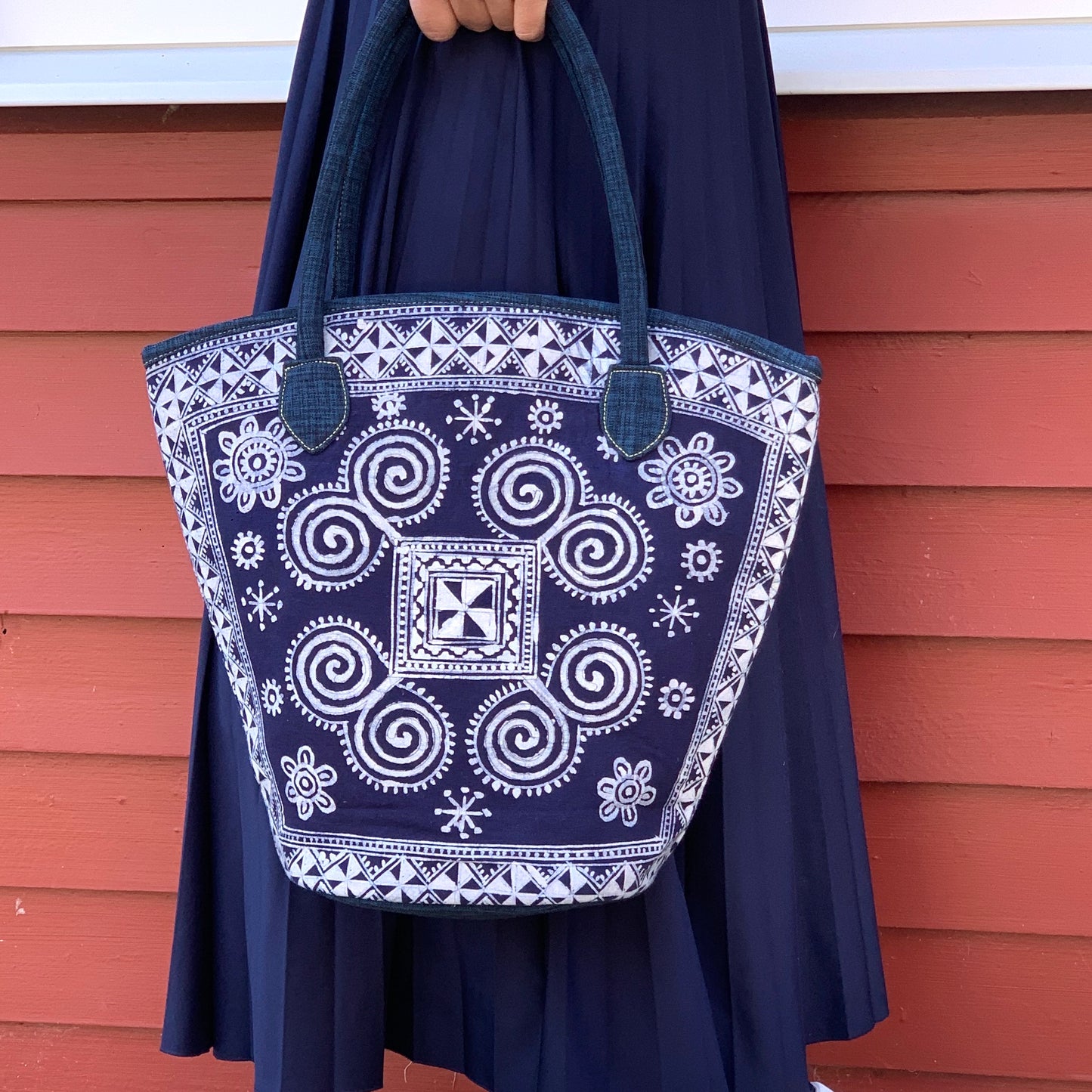 Bucket tote bag, dark blue handles, batik fabric fabric in H'mong pattern