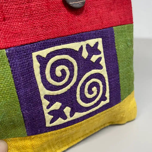 Vitt mönster på lila patch- Hampa crossbody-väska