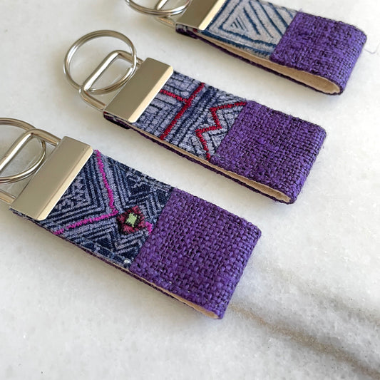 Nyckelring i lila hampatyg med vintage batikplåster, nyckelbricka i rostfritt metall