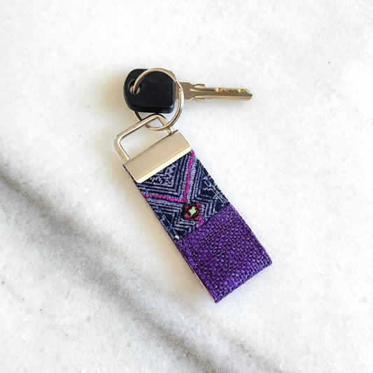 Nyckelring i lila hampatyg med vintage batikplåster, nyckelbricka i rostfritt metall