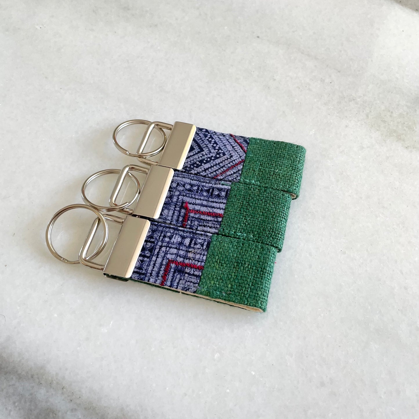 Klassisk grön hampa tyg nyckelring med vintage batik patch, rostfri metall nyckel fob