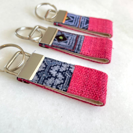 Rosa hampa tyg nyckelring med vintage batik patch, rostfri metall nyckelbricka