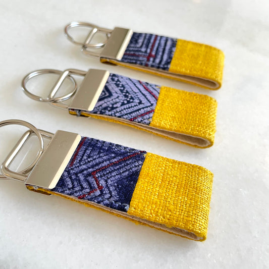 Gul hampa tyg nyckelring med vintage batik patch, rostfri metall nyckel fob