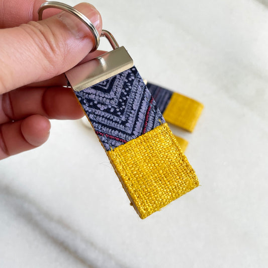 Nyckelring i gul hampatyg med vintage batikplåster, nyckelbricka i rostfritt metall