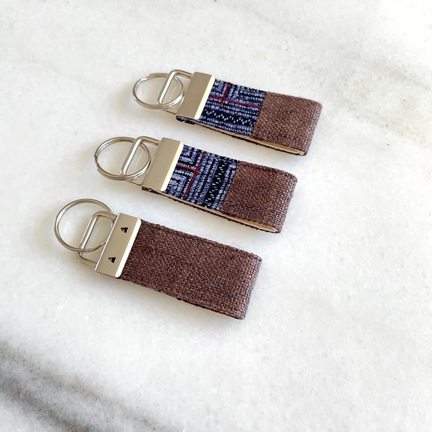 Mörkbrun hampa tyg nyckelring med vintage batik patch, rostfri metall nyckel fob