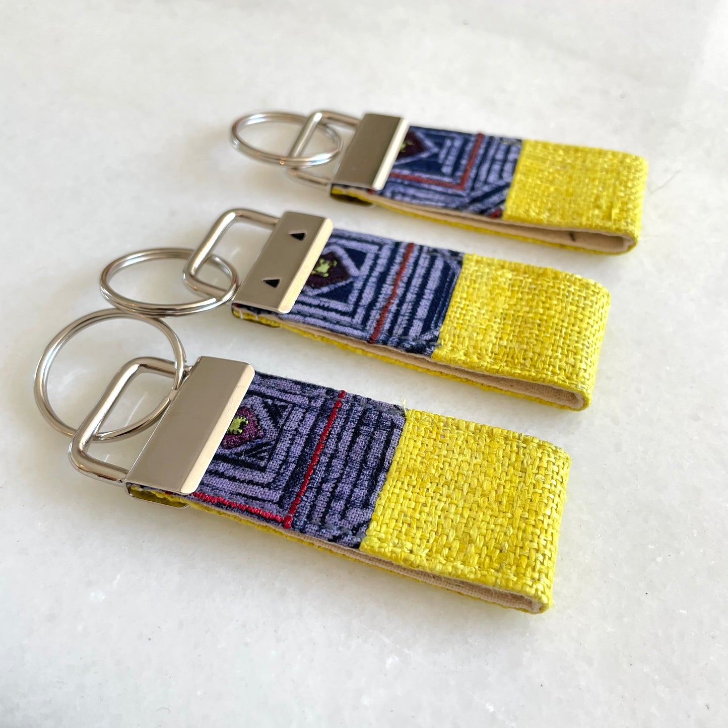 Ljus gul hampa tyg nyckelring med vintage batik patch, rostfri metall nyckel fob