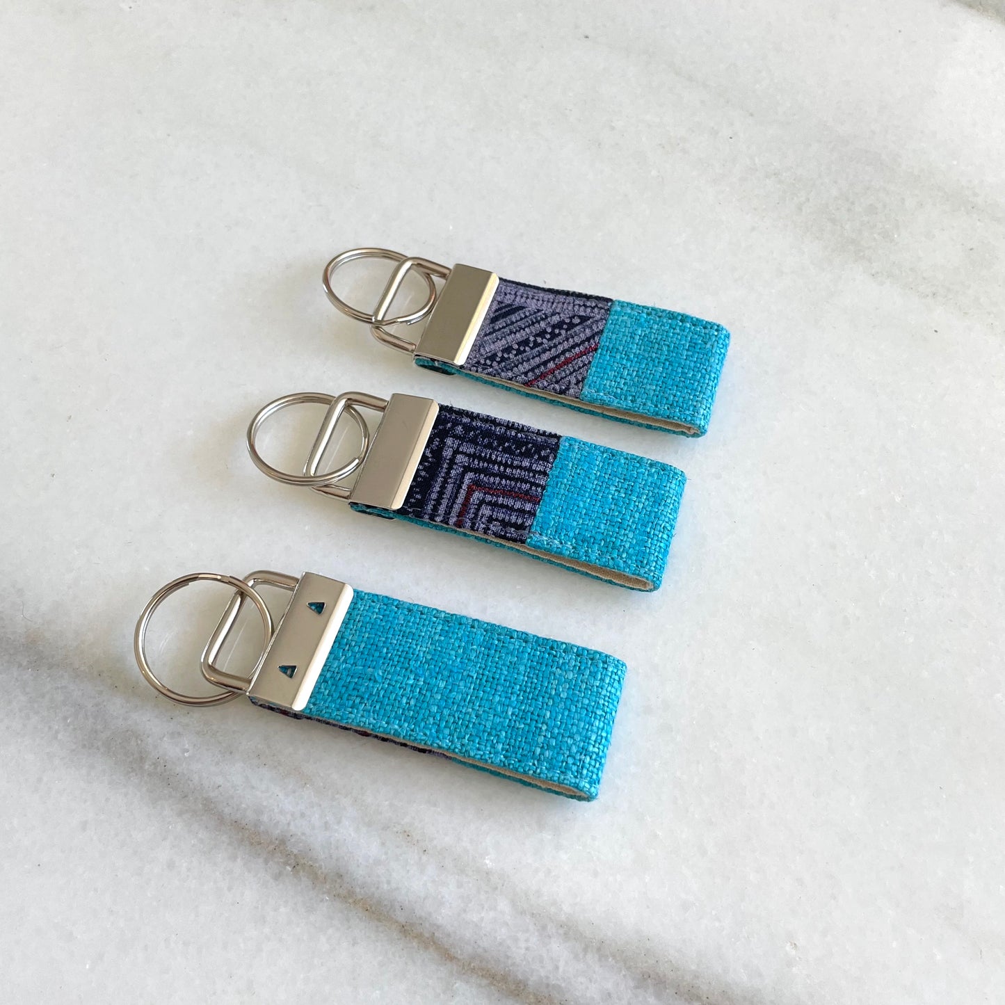Turkos blå hampa tyg nyckelring med vintage batik patch, rostfri metall nyckel fob