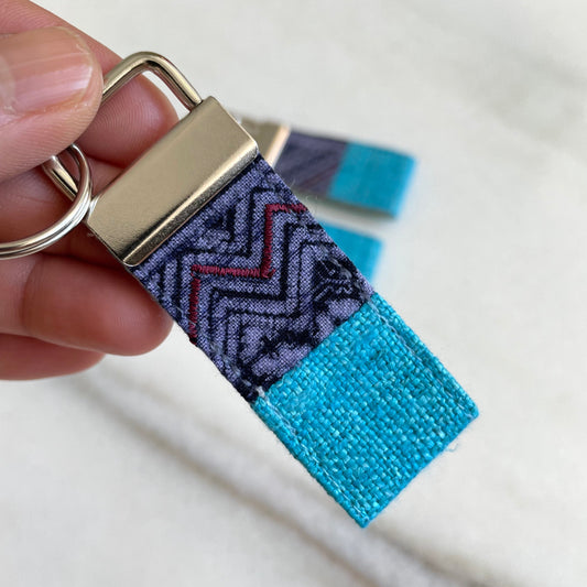 Nyckelring i turkosblått hampatyg med vintage batikplåster, nyckelbricka i rostfritt metall