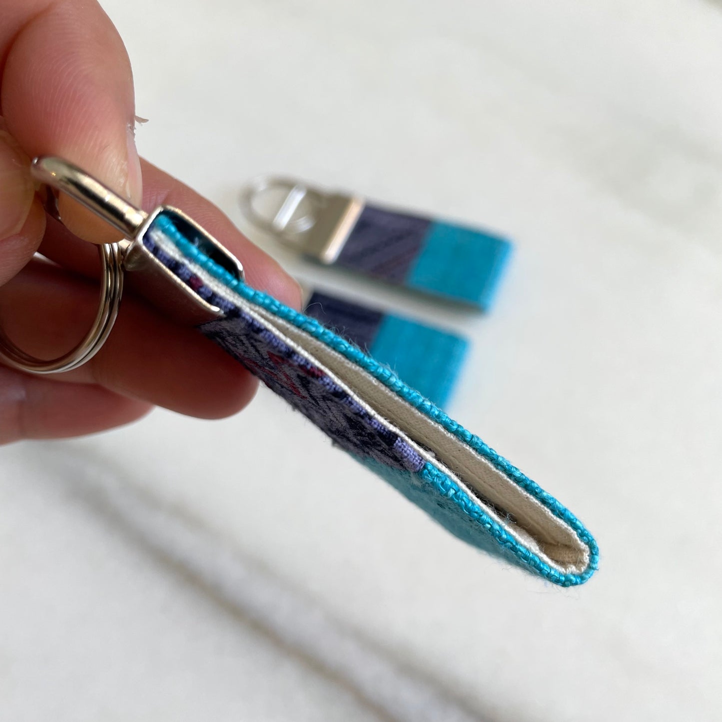 Nyckelring i turkosblått hampatyg med vintage batikplåster, nyckelbricka i rostfritt metall