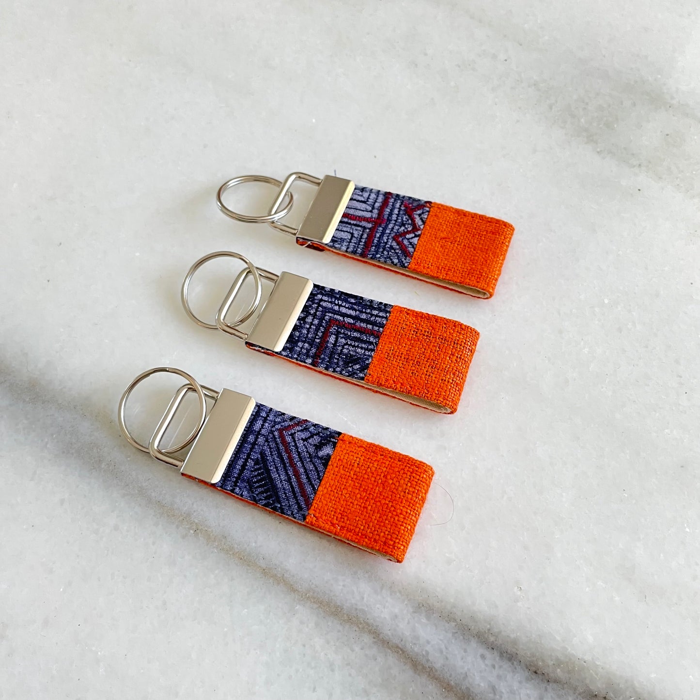 Orange hampa tyg nyckelring med vintage batik patch, rostfri metall nyckel fob